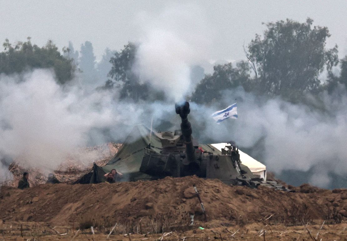 Una unidad de artillería israelí opera en la frontera con Gaza el martes 5 de diciembre. Crédito: Athit Perawongmetha/Reuters