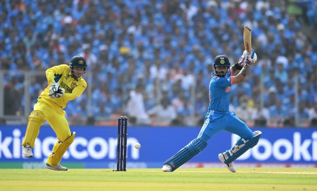 Virat Kohli, de India, batea durante la final de la Copa Mundial Masculina de Cricket de la ICC India 2023 entre India y Australia en el Estadio Narendra Modi el 19 de noviembre de 2023 en Ahmedabad, India.