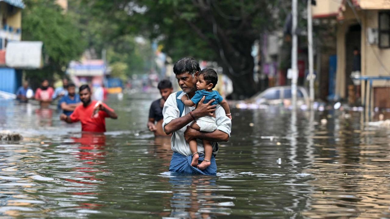 CNNE 1518616 - tormenta tropical deja 13 muertos en la india