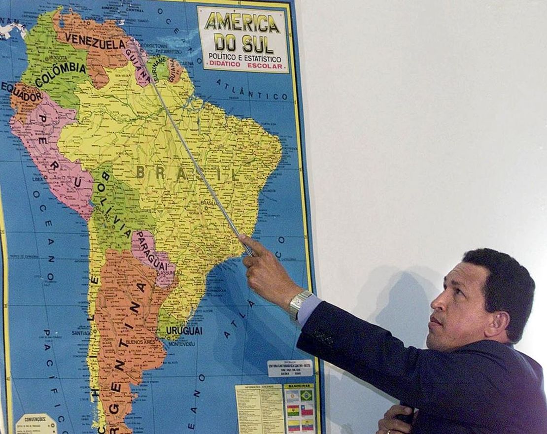 El entonces presidente de Venezuela, Hugo Chavez, señalando un mapa de Sudamérica mientras explica las diferencias limítrofes con Guyana durante una conferencia en Brasilia, el 30 de agosto del 2000.