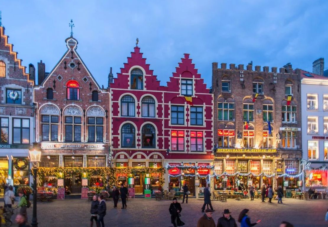 Llena de arquitectura medieval, calles adoquinadas y canales, Brujas luce en todo su esplendor durante las fiestas.Crédito: Garden Photo World / Alamy Stock/https://www.alamy.com/Alamy Stock Photo