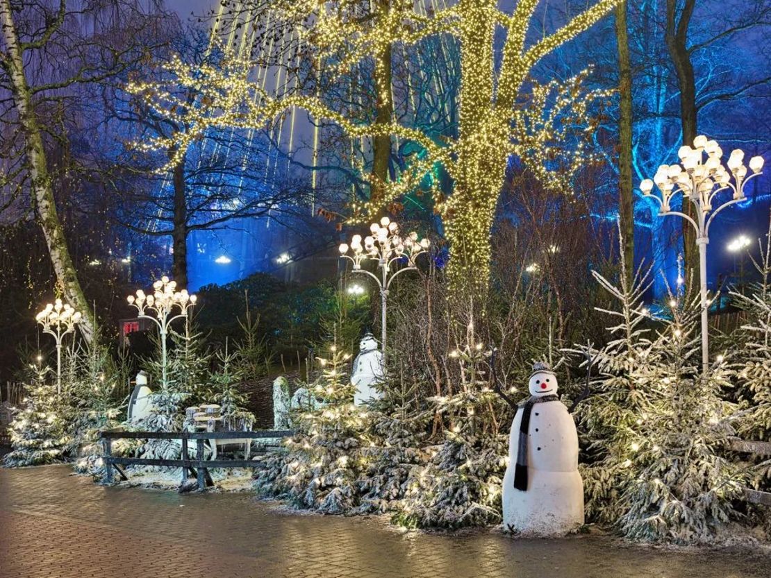 El mercado navideño de Liseberg, situado en un histórico parque de atracciones, es una de las atracciones festivas más destacadas de Gotemburgo. Crédito: klug-photo/iStock Editorial/Getty Images