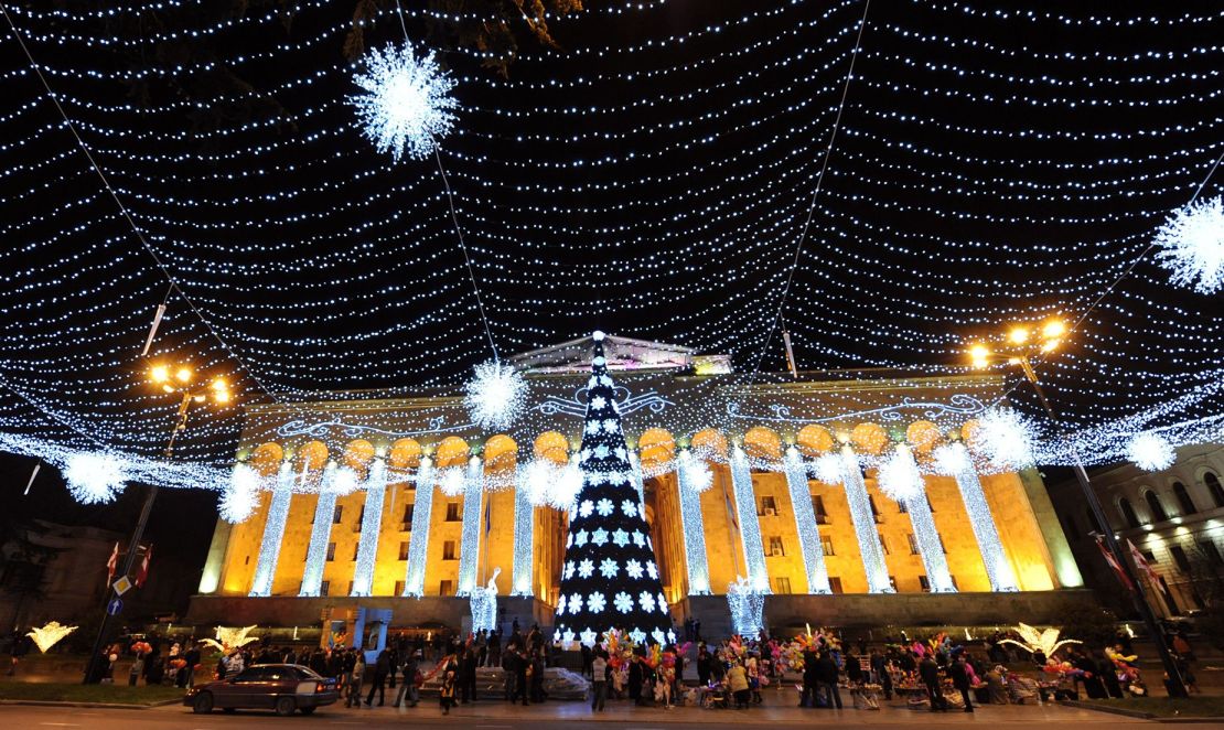 Árbol de Navidad e iluminación cerca del Parlamento georgiano, en el centro de Tiflis, el 10 de diciembre de 2009. Al aceptar el despliegue de casi 1.000 soldados en Afganistán, Georgia pretende invertir en su propia seguridad frente a su gigantesco vecino y antiguo gobernante, Rusia, según afirmaron funcionarios y expertos. Crédito: Vano Shlamov/AFP/Getty Images