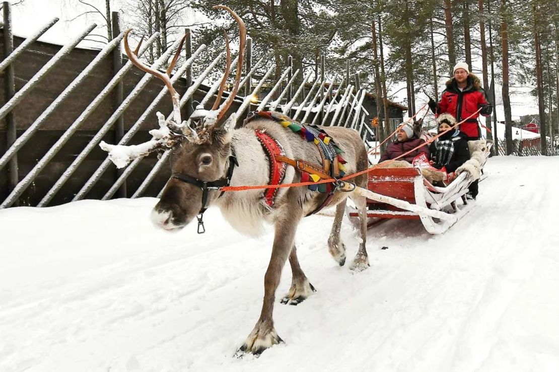 Aunque está abierto todo el año, el pueblo de Papá Noel de Rovaniemi (Finlandia) es especialmente mágico durante el invierno. Crédito: Petr Svancara/AP