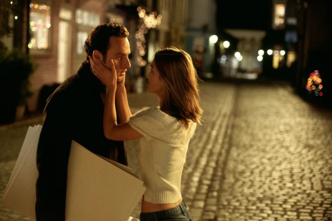 Juliet (Keira Knightley) besa a Mark (Andrew Lincoln) por alguna razón desconocida.