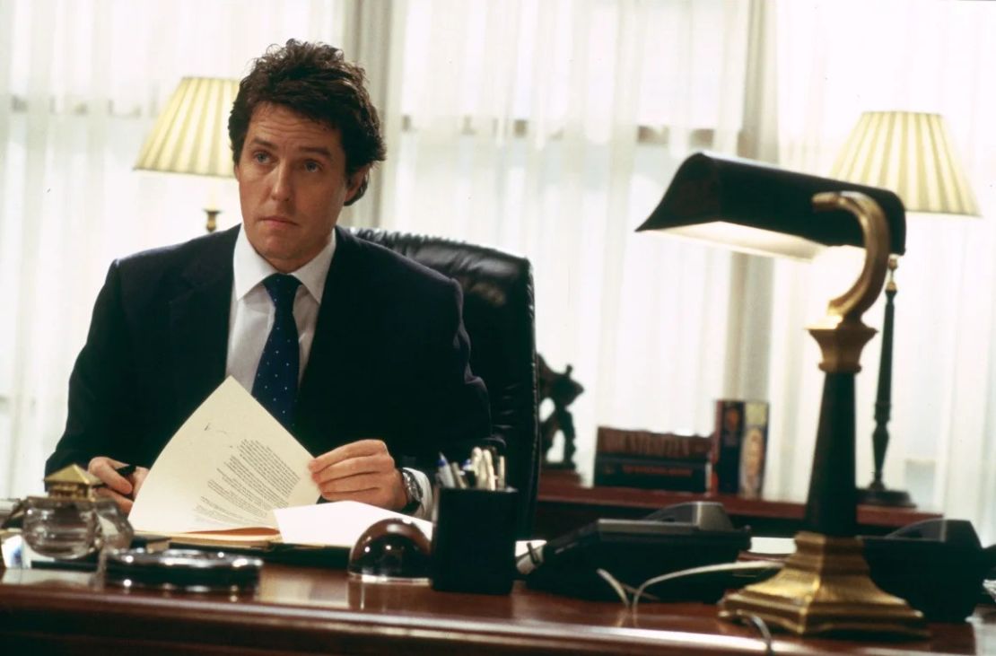 Hugh Grant interpreta al primer ministro que se siente atraído por Natalie y lo maneja de una forma muy profesional intentando que la despidan.