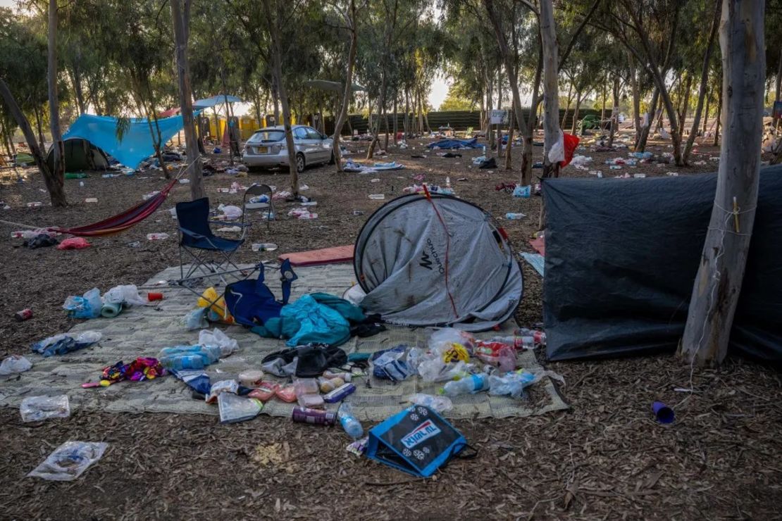 Efectos personales esparcidos por el recinto del Festival de Música Supernova, donde cientos de personas murieron y decenas fueron secuestradas por Hamas. Crédito: Alexi J. Rosenfeld/Getty Images/Archivo