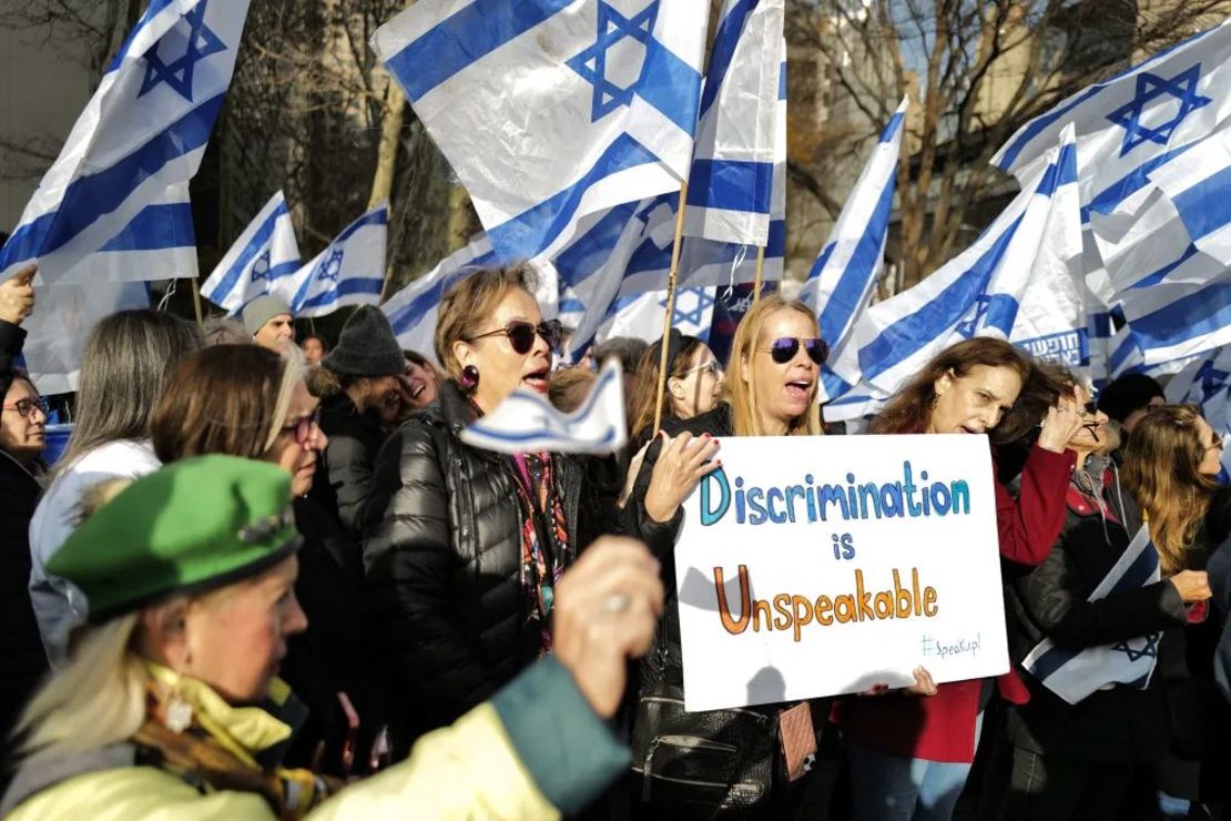 Manifestantes protestan ante la sede de las Naciones Unidas en Nueva York el 4 de diciembre de 2023. Crédito: Charly Triballeau/AFP/Getty Images