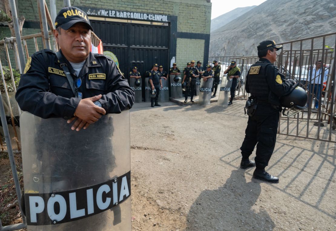 Policías custodian la entrada de la prisión de Barbadillo, donde se encuentra detenido el expresidente de Perú Alberto Fujimori, en las afueras del este de Lima el 6 de diciembre de 2023.