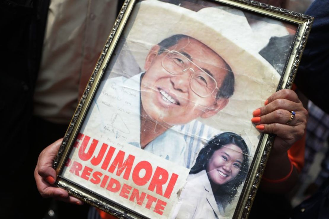 Partidarios del expresidente Alberto Fujimori esperan afuera del Penal Barbadillo su liberación el 6 de diciembre de 2023 en Lima, Perú.