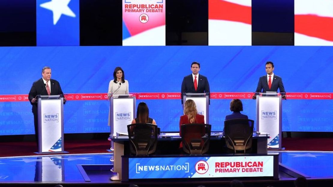 De izquierda a derecha, los candidatos presidenciales republicanos Chris Christie, Nikki Haley, Ron DeSantis y Vivek Ramaswamy participan en el cuarto debate primario en Tuscaloosa, Alabama, el 6 de diciembre de 2023.