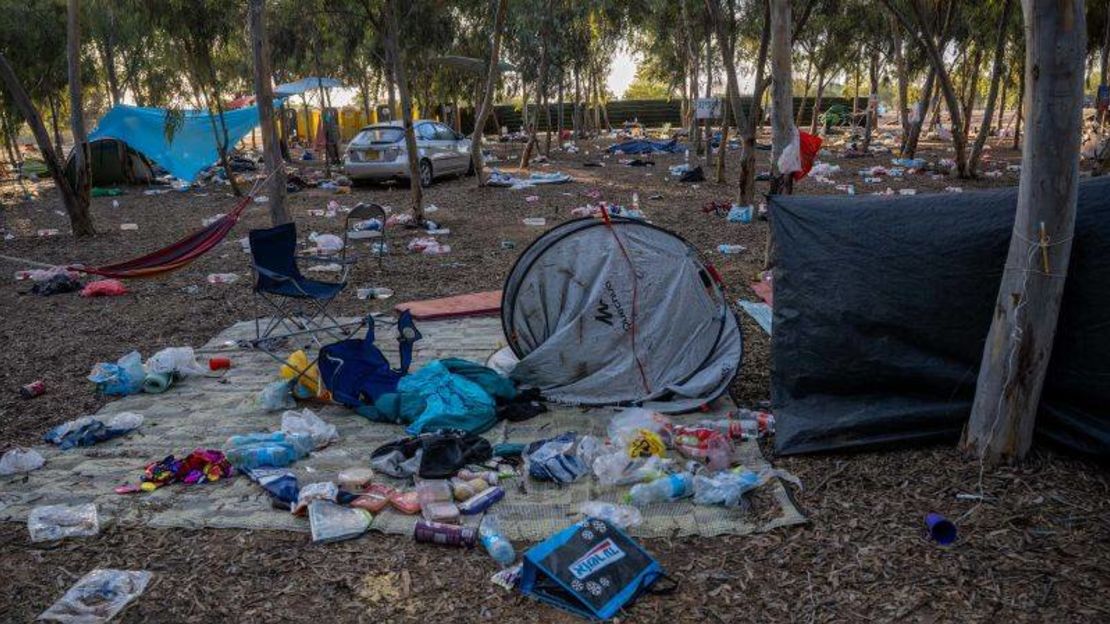 Objetos personales están esparcidos por el recinto del Festival de Música Supernova, donde Hamas mató a cientos y se llevó a decenas.