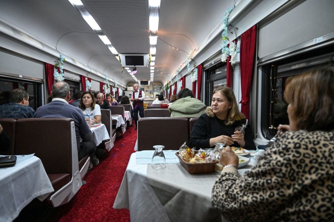 Pasajeros en el salón comedor del Dogu Express, que recorre el este de Turquía.