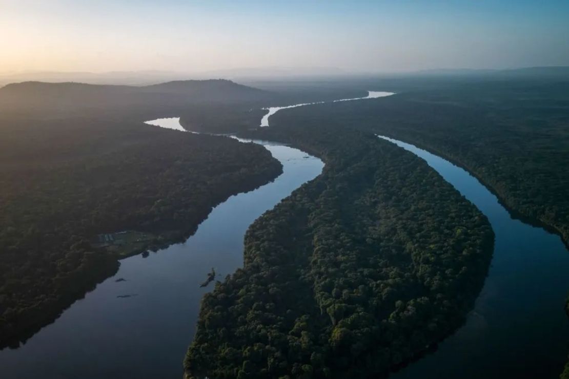 El río Esequibo, fotografiado el 10 de abril, fluye por el cruce de Kurupukari, en Guyana.