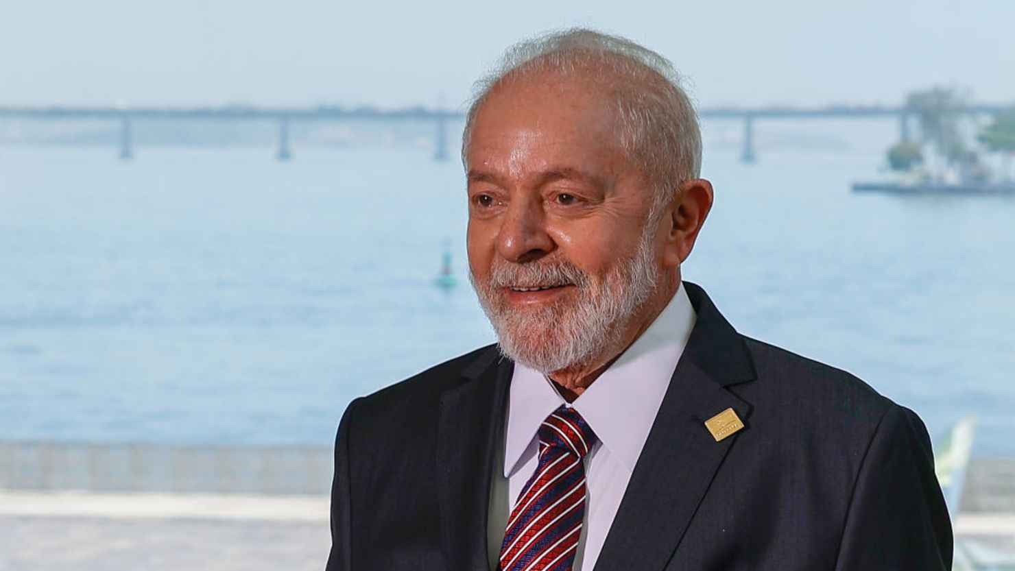El presidente de Brasol, Luiz Inácio Lula da Silva, observa durante la 63ª Cumbre de Jefes de Estado del Mercosur y Estados asociados en el Museo del Mañana el 7 de diciembre de 2023 en Río de Janeiro, Brasil.