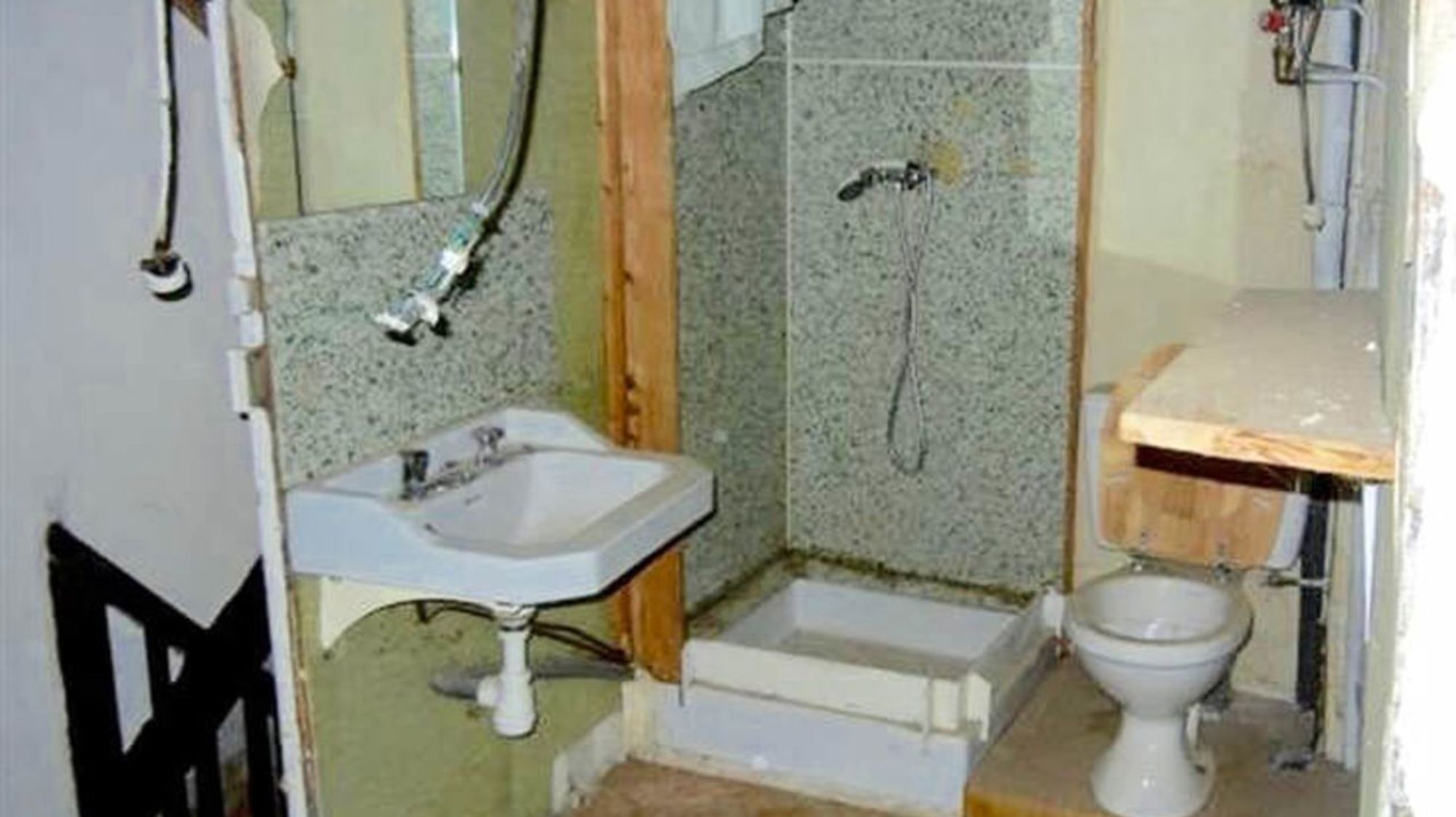 CNNE 1519326 - bathroom-before-1