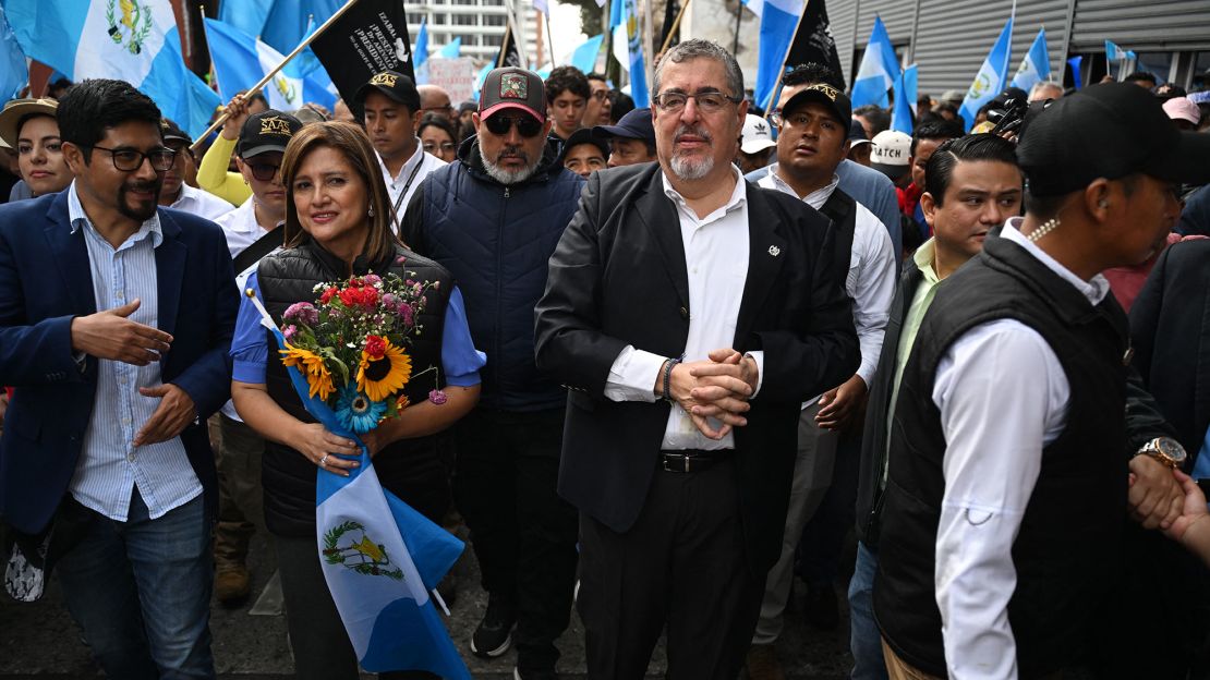 El presidente electo de Guatemala, Bernardo Arévalo (a la derecha), y la vicepresidenta electa, Karin Herrera (a la izquierda), participan en la "Marcha por la Democracia" en Ciudad de Guatemala a 7 de diciembre de 2023. Crédito: JOHAN ORDONEZ/AFP vía Getty Images