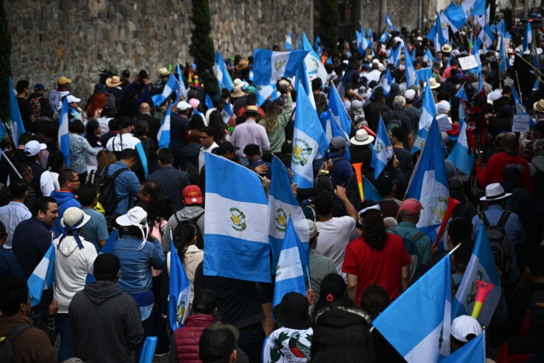 La gente participa en la "Marcha por la Democracia" en la Ciudad de Guatemala el 7 de diciembre de 2023. Crédito: JOHAN ORDONEZ/AFP vía Getty Images