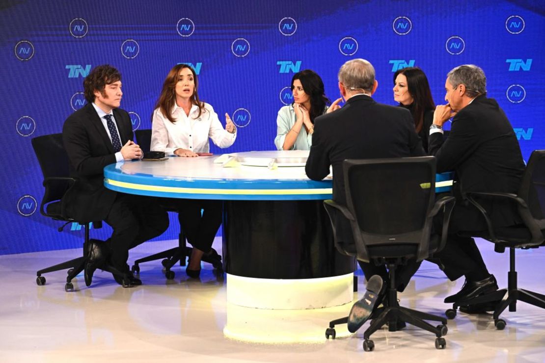 El presidente electo de Argentina, Javier Milei, su compañera de fórmula Victoria Villarruel, Marcela Pagano y Sandra Pettovello durante una entrevista televisiva, el 24 de junio de 2023.