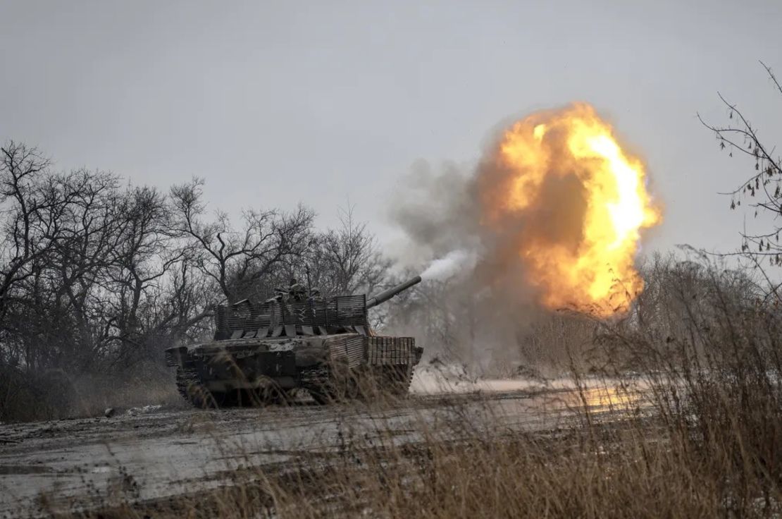 Soldados ucranianos disparan contra objetivos en la dirección de Avdiivka en Donetsk Oblast, este de Ucrania, el 1 de diciembre de 2023. Crédito: Ozge Elif Kizil/Anadolu/Getty Images