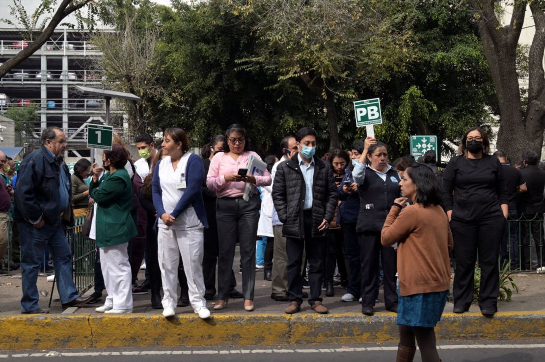 Personas que evacuaron a la calle después de que un sismo se sintiera en la Ciudad de México el 7 de diciembre de 2023.