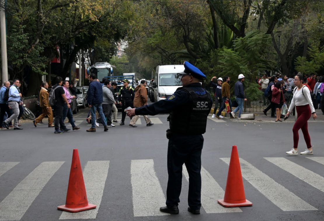 Un policía dirige el tráfico después de un sismo en la Ciudad de México el 7 de diciembre de 2023.