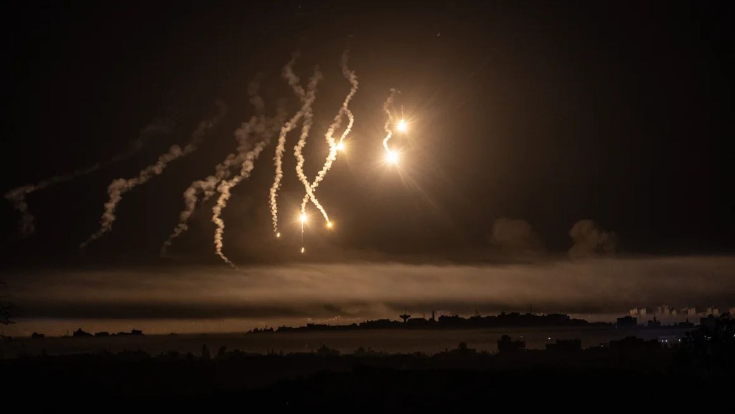 Una bengala de iluminación, disparada por las fuerzas israelíes en el noroeste de Gaza, se ve desde Sderot, Israel, el 31 de octubre. Crédito: Mostafa Alkharouf/Anadolu/Getty Images