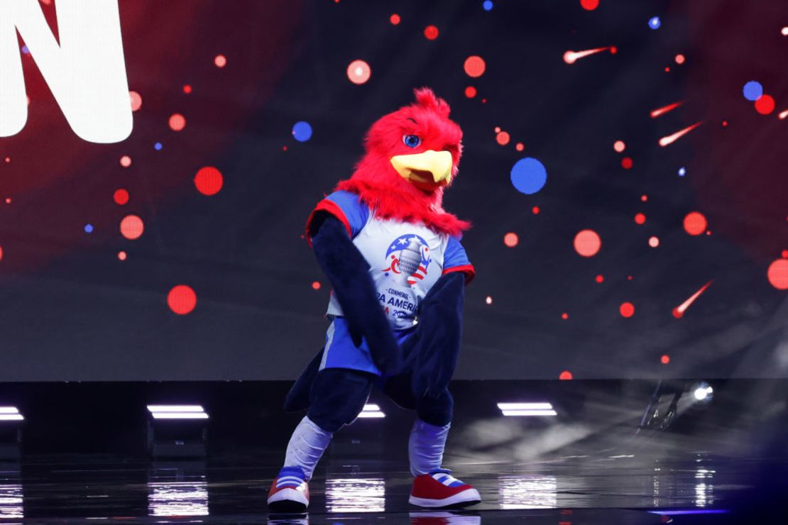 Capitán, la mascota de la Copa América 2024, se presenta durante el sorteo oficial en el James L. Knight Center el 7 de diciembre de 2023 en Miami, Florida. Crédito: Eva Marie Uzcátegui/Getty Images.