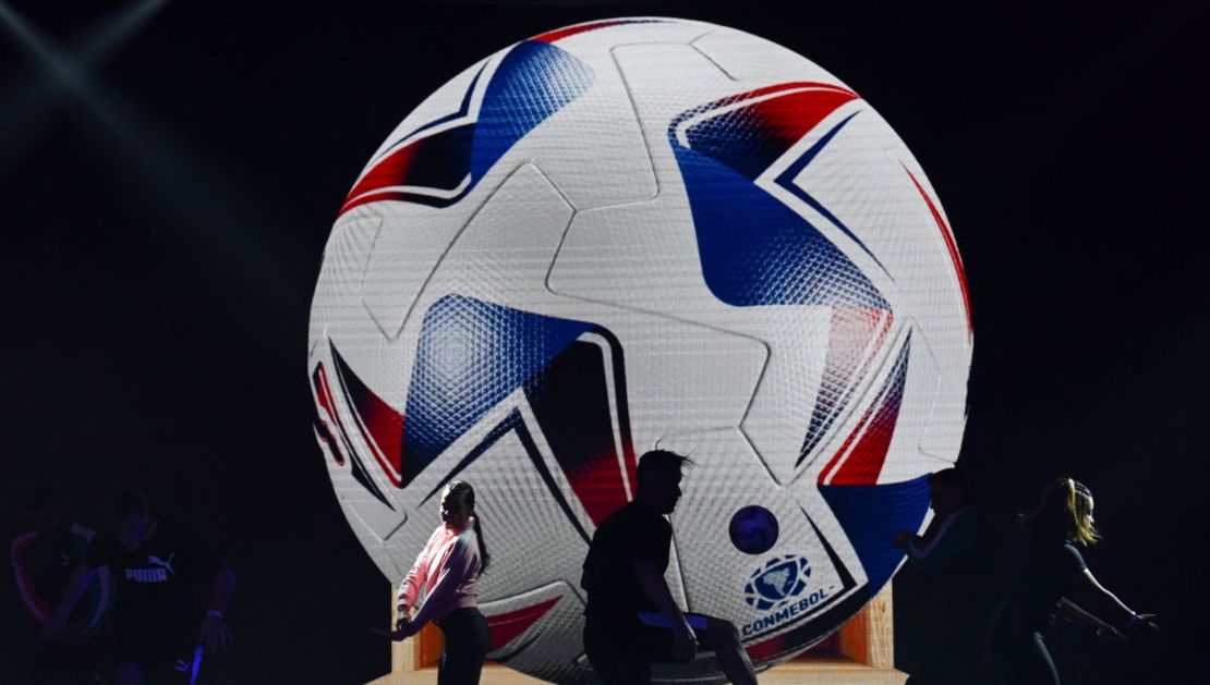Cumbre, el balón oficial de la Conmebol Copa América 2024, se presenta durante el sorteo. Crédito: ANGELA WEISS/AFP vía Getty Images.