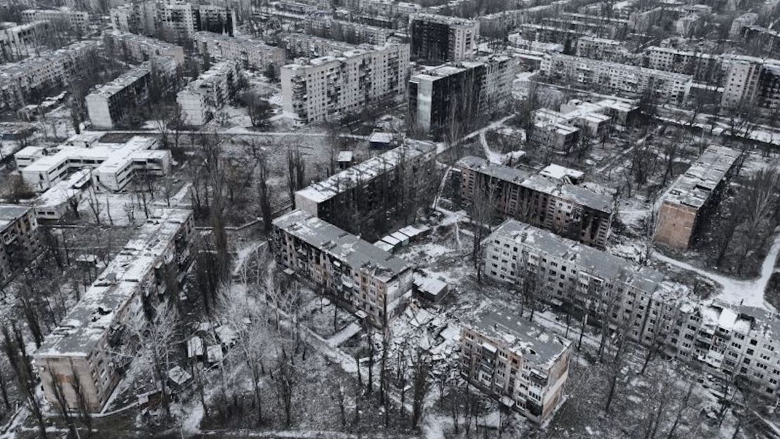 Panorámica de Avdiivka, Ucrania, a vista de pájaro, tomada con un dron, cubierta de nieve el 7 de diciembre de 2023.