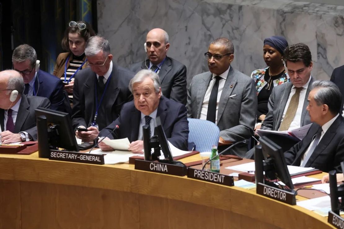 El ministro de Relaciones Exteriores de China, Wang Yi, y el secretario general de las Naciones Unidas, António Guterres, asisten a una reunión del Consejo de Seguridad de la ONU sobre el conflicto entre Israel y Hamas, en Nueva York, el 29 de noviembre. Crédito: Brendan McDermid/Reuters