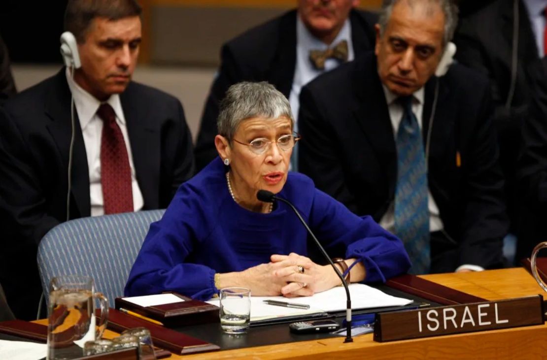 La entonces embajadora de Israel ante la ONU, Gabriela Shalev, interviene en una reunión del Consejo de Seguridad de la ONU para debatir la crisis de Gaza en la sede de la ONU en Nueva York, el 6 de enero de 2009. Crédito: Mike Segar/Reuters