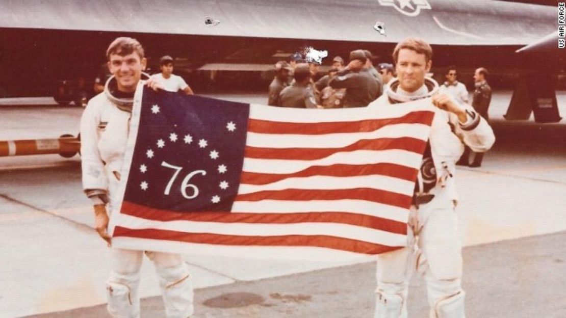 CNNE 152037 - image (1) 150305074732-sr-71-crewmen-bicentennial-flag-story-top-jpg for post 149030