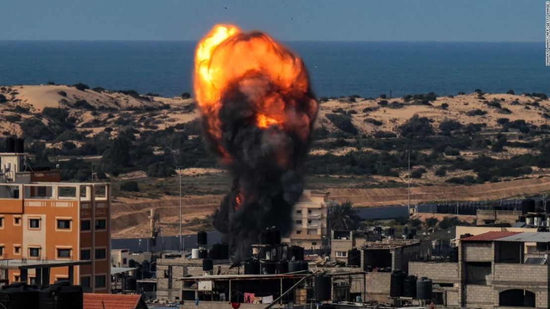 Una explosión en Gaza en medio de los combates.