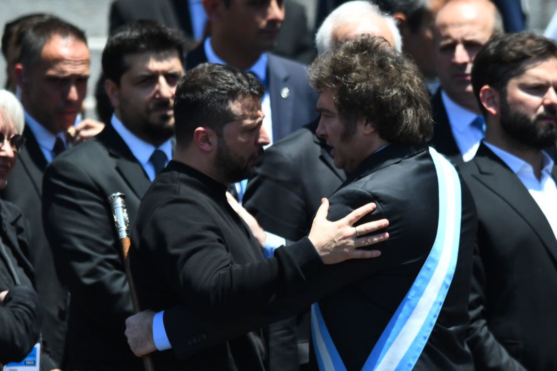 El presidente de Argentina Javier Milei saluda al presidente de Ucrania Volodymyr Zelensky luego de su Ceremonia de Asunción en el Congreso Nacional el 10 de diciembre de 2023 en Buenos Aires, Argentina.