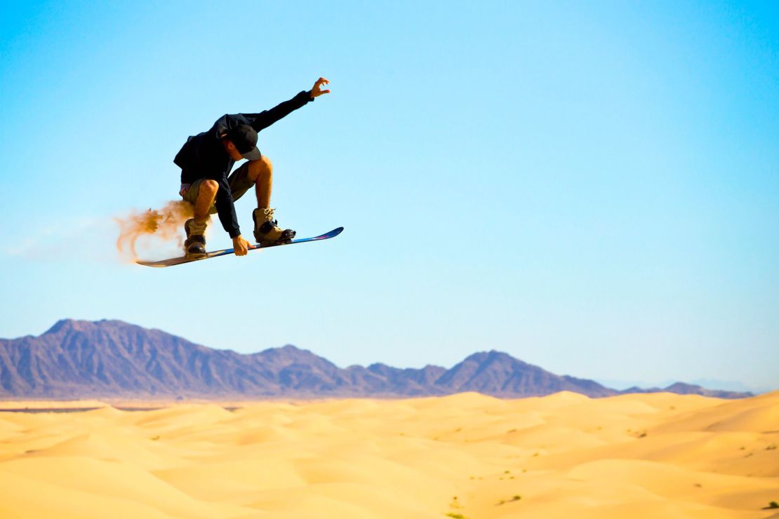 Las Dunas de Cuervitos ofrecen aventuras de sandboard al este de Mexicali.