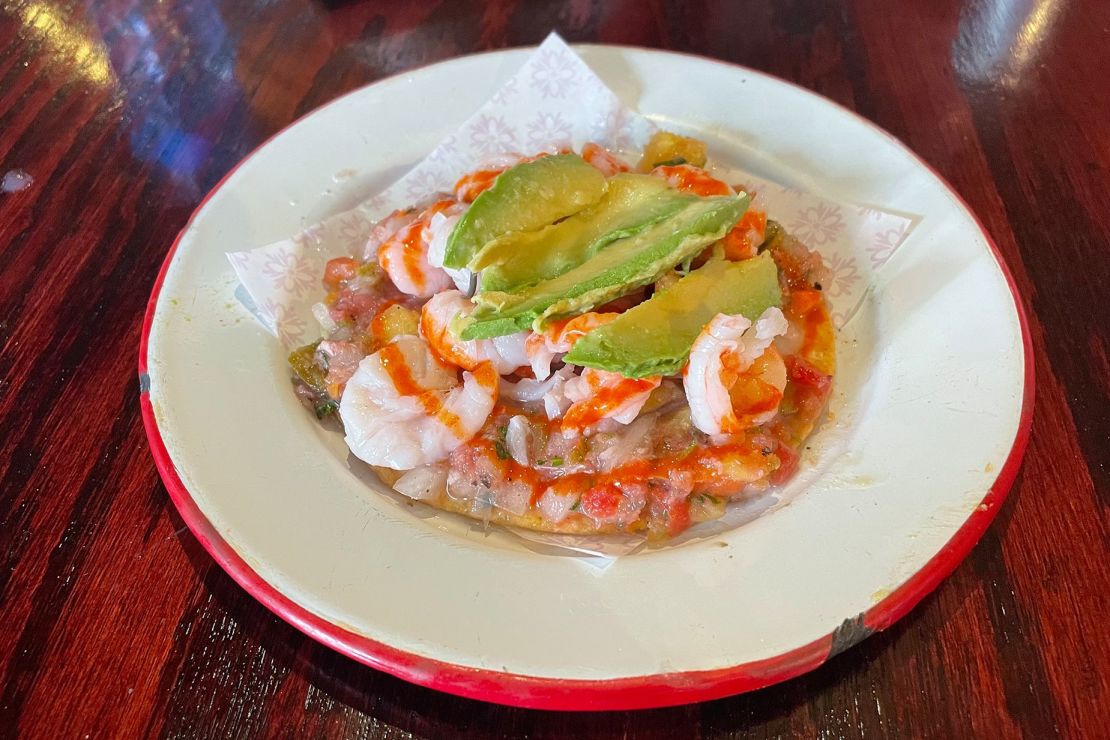 La humilde tostada en La Guerrerense de Ensenada.