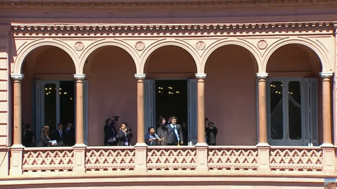 CNNE 1520777 - javier milei sale a saludar al balcon de la casa rosad