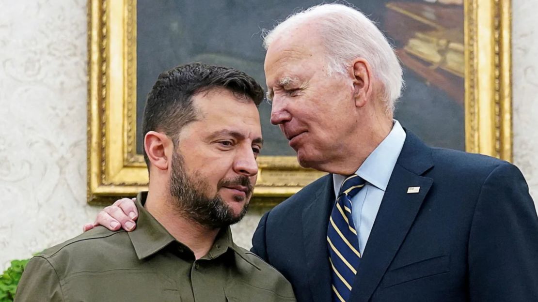 El presidente de Ucrania, Volodymyr Zelensky es abrazado por el presidente de Estados Unidos, Joe Biden, en la Oficina Oval de la Casa Blanca en Washington, el 21 de septiembre de 2023.