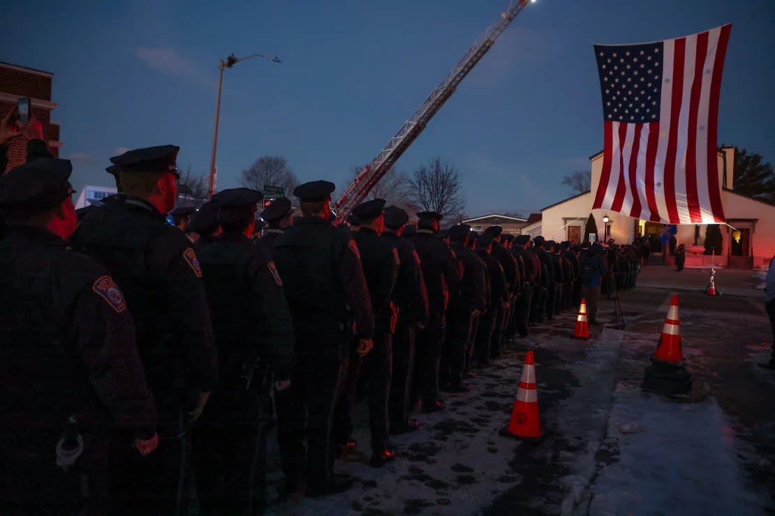 Cientos de agentes de policía hacen fila para entrar al velorio del agente John O'Keefe en la iglesia de San Francisco de Asís el 6 de febrero de 2022, en Braintree, Massachusetts. (Foto: Matthew J. Lee/The Boston Globe/Getty Images).