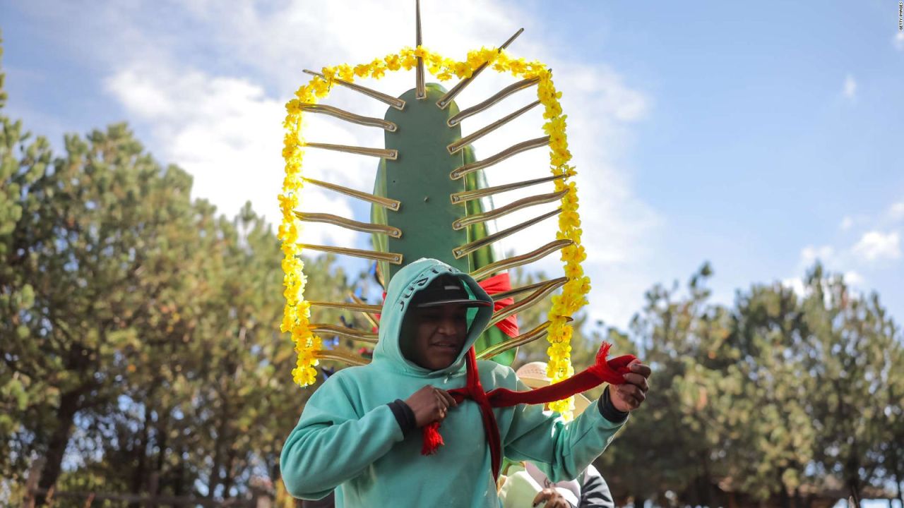 CNNE 1520856 - miles de peregrinos visitan a la virgen de guadalupe en mexico