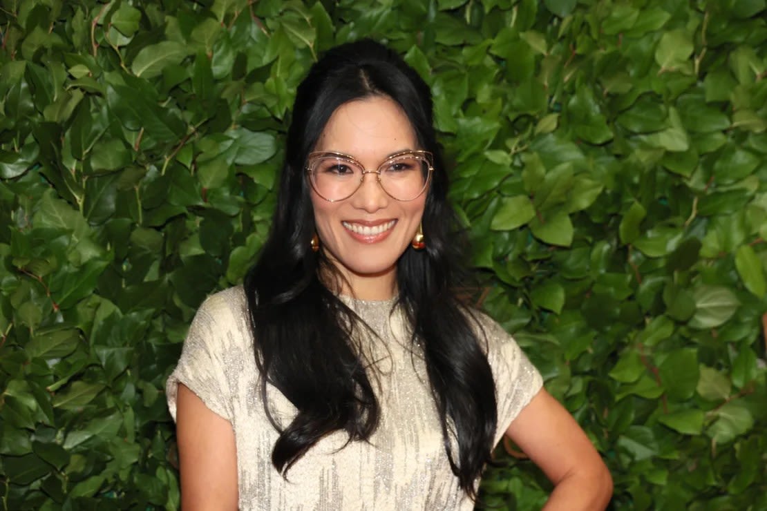 Ali Wong fotografiada en noviembre, fue contactada para ser presentadora de los Globo de Oro en enero.Crédito: Dia Dipasupil/WireImage/Getty Images