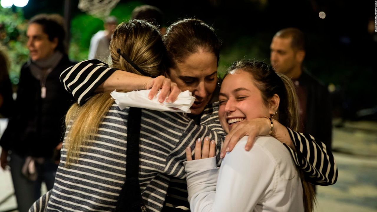 CNNE 1521105 - rehenes liberados celebran hanukkah- "gracias por traernos de vuelta"