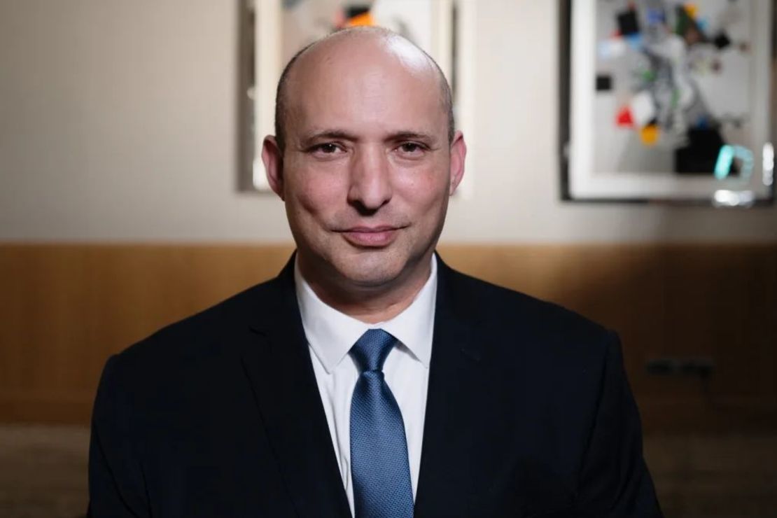 El ex primer ministro israelí Naftali Bennett posa para una fotografía durante una entrevista con CNN, en Tel Aviv, el 10 de noviembre. Crédito: Alex Platt/CNN