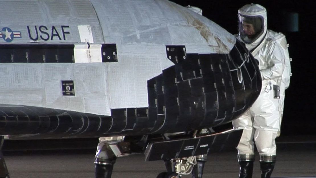 Un vehículo de prueba orbital X-37B se encuentra en la pista durante las operaciones posteriores al aterrizaje en la Base de la Fuerza Aérea Vandenberg cerca de Lompoc, California, el 3 de diciembre de 2010. Crédito: Michael Stonecypher/EE.UU. Fuerza Aerea