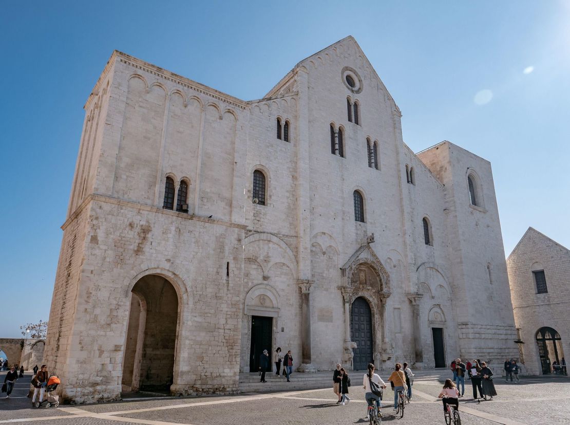 La basílica alberga el 75% de los huesos de San Nicolás. Crédito: Milan Surkala/Alamy Stock Photo