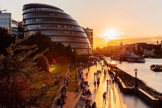 10. Londres: El South Bank de Londres es un lugar popular para pasear tanto para turistas como para locales. Londres ocupó el segundo lugar en cuanto a llegadas internacionales en 2023, después de Estambul, que ocupó el primer lugar.