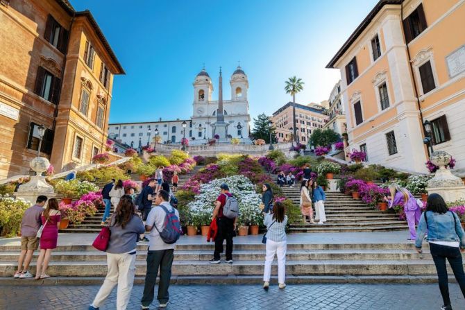 7. Roma: La escalinata de la Plaza de España es uno de los monumentos más preciados de la capital italiana, pero eso no impidió que dos turistas estadounidenses tiraran una moto por ella el año pasado.