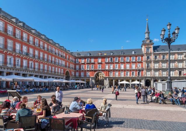 3. Madrid: La Plaza Mayor es la gran plaza central en el corazón de Madrid, la capital de España.