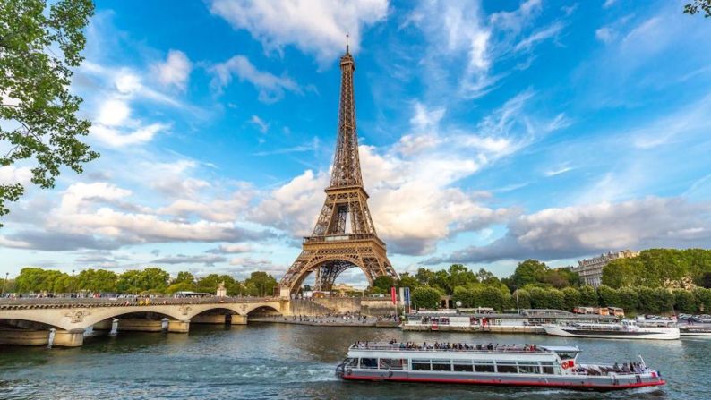 1. París: La capital francesa volvió a ser nombrada primer destino urbano del mundo por la empresa de estudios de mercado Euromonitor International. Aquí está su monumento más famoso, la Torre Eiffel.